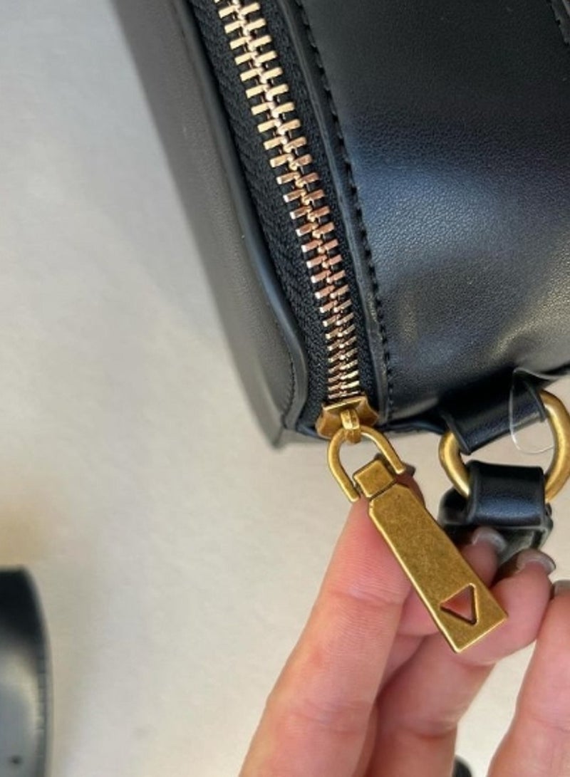 GUESS حقيبة كاميرا جانبية جينيفرا بشعار الفحم - Image 3