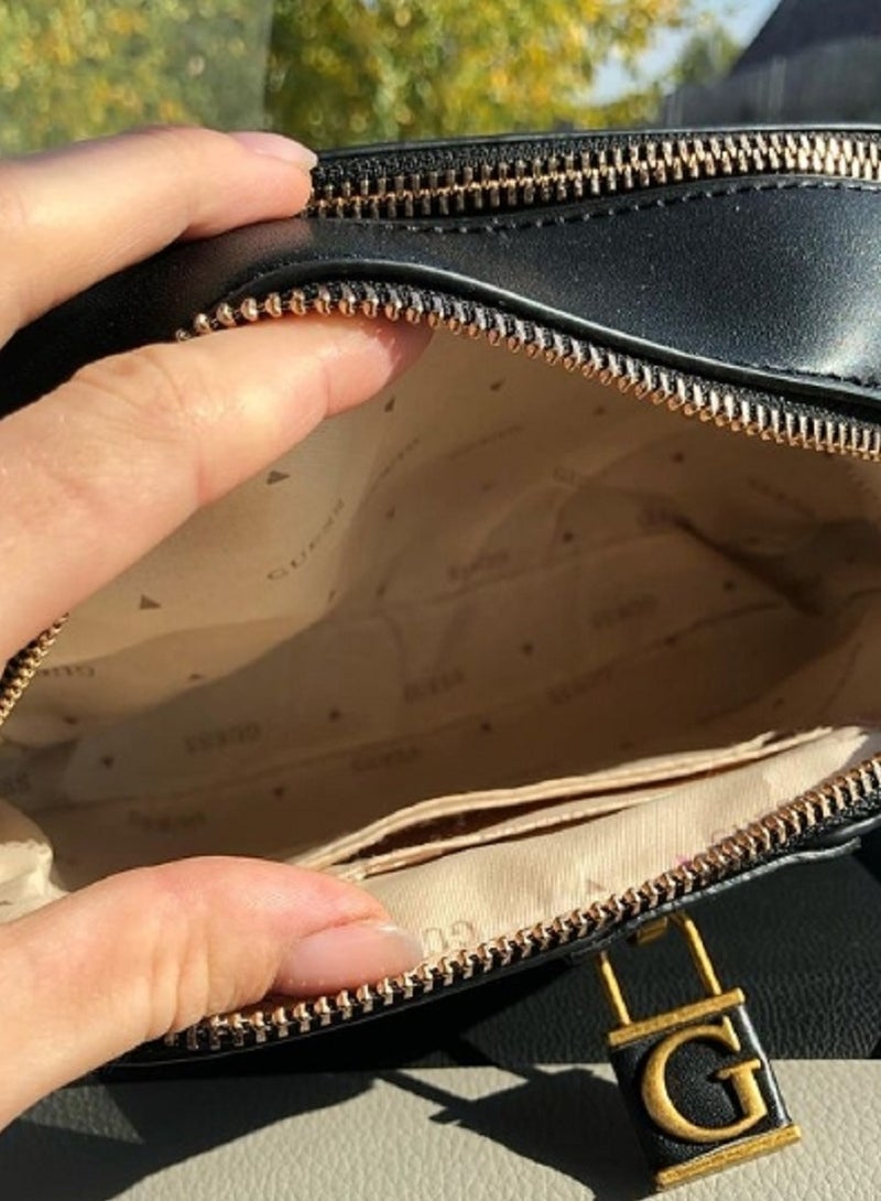 GUESS حقيبة كاميرا جانبية جينيفرا بشعار الفحم - Image 4