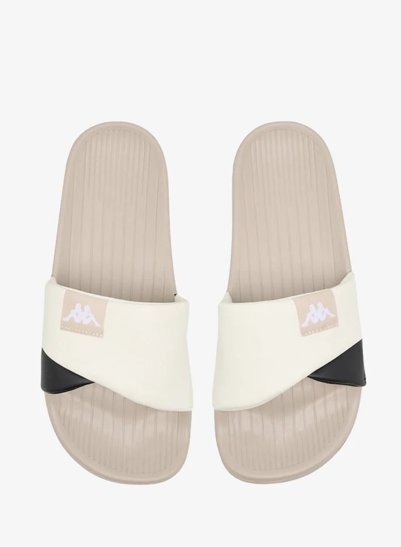 كابا سلايدز نسائية بتفاصيل شعار ولوحات جانبية