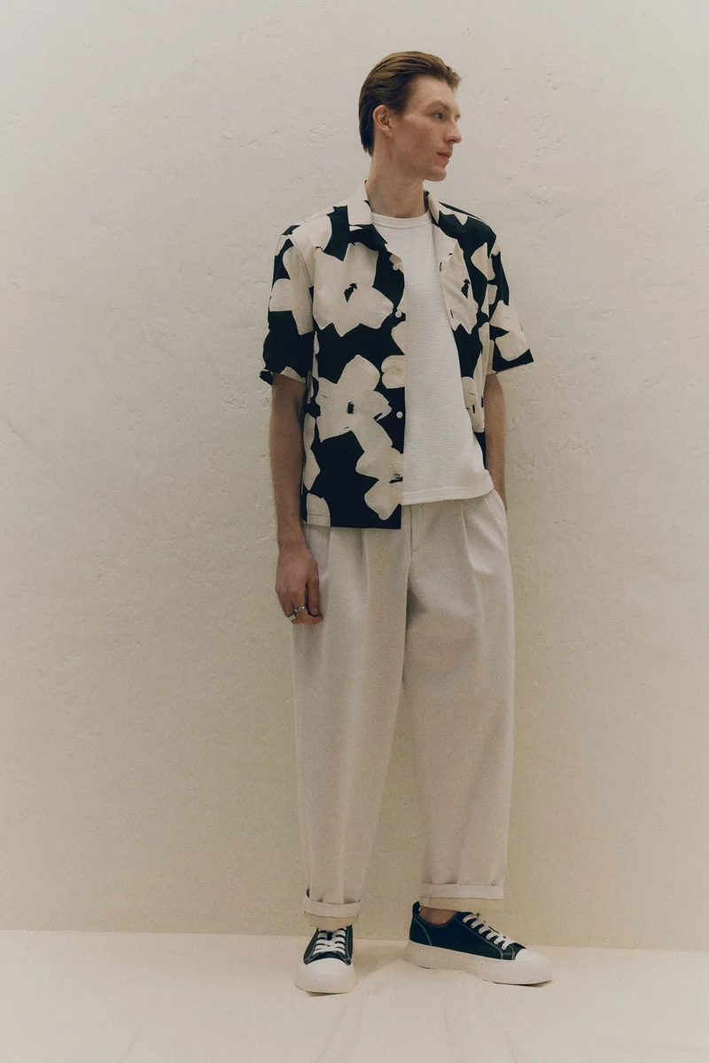 اتش اند ام قميص ريزورت من القطن بقصّة عادية