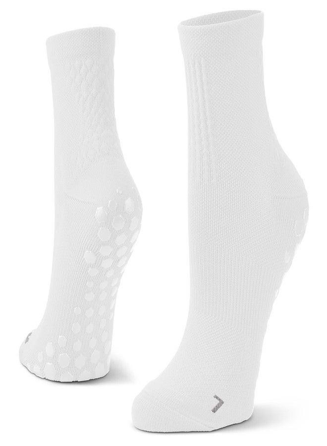 سوف سول جوارب Sof Sole Gripper، تصميم رياضي مانع للانزلاق مع تقنية Hydrologix للتحكم في الرطوبة، ودعم لقوس القدم، وبطانة للكعب/أصابع القدم، ونايلون متين مناسب للأحذية الرياضية والتدريب والرياضة، أبيض، مقاس نسائي 10-13 / رجالي 8-12.5 - Image 1