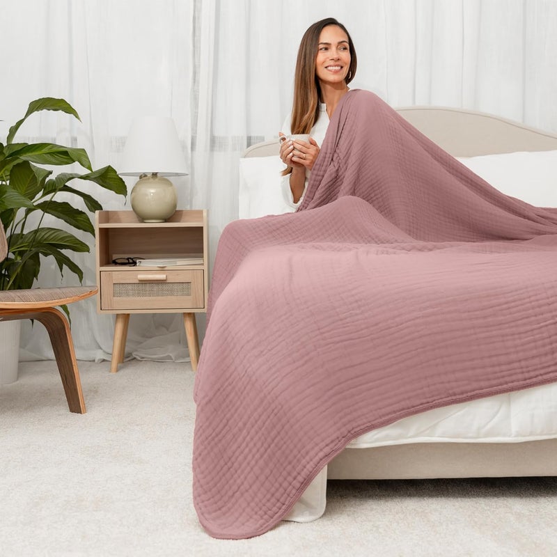 كومفي كلوبس بطانية قطنية مريحة من للبالغين، حجم كبير جدًا (مقاس توين) 90” × 66”， تتميز بست طبقات من القطن الناعم والمريح، خفيفة الوزن، قابلة للغسيل في الغسالة، مصممة في الولايات المتحدة لجميع المواسم (لون بنفسجي). - Image 2