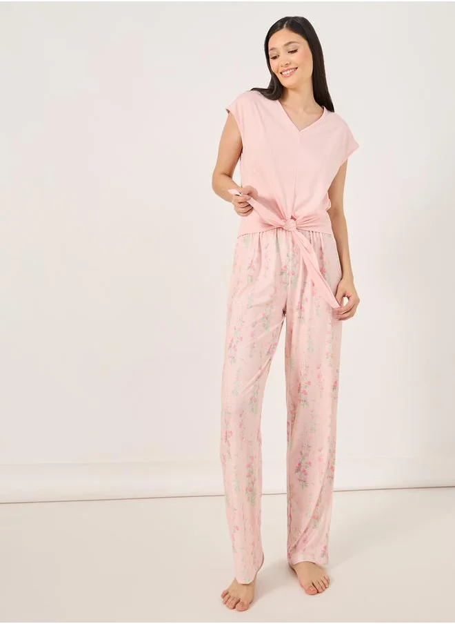 ستايلي V Neck Tie Front T-Shirt and Floral Pyjama Set