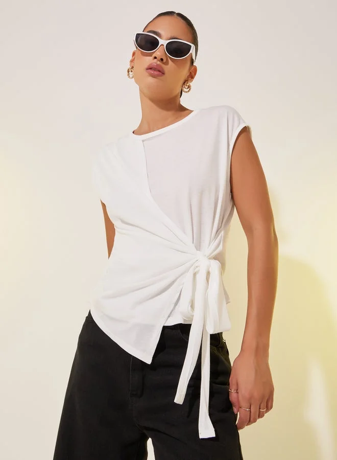 تايك تو بلوزة ملفوفة بأكمام قصيرة وربطة خصر جانبية