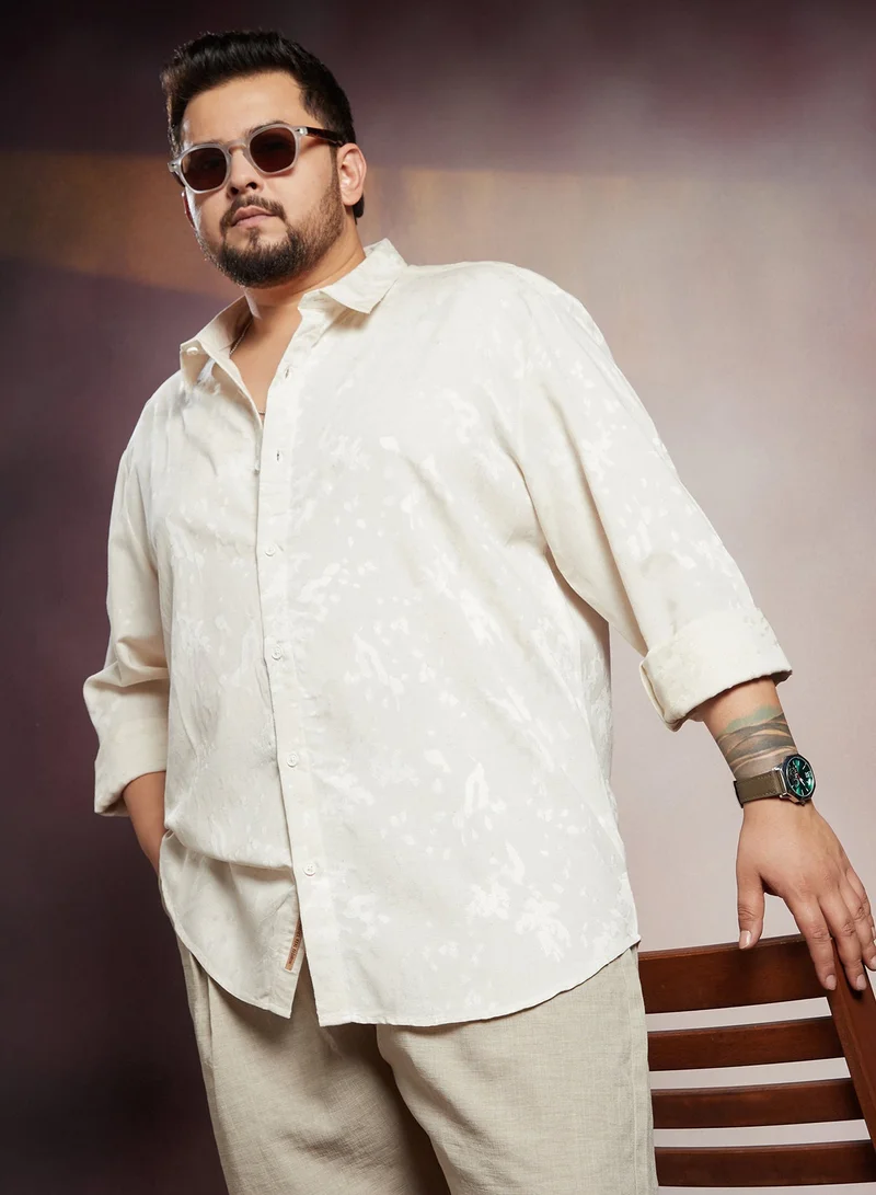 انستافاب بلس قميص رجالي أبيض بنقوش زهور أزرق بقصة مريحة
