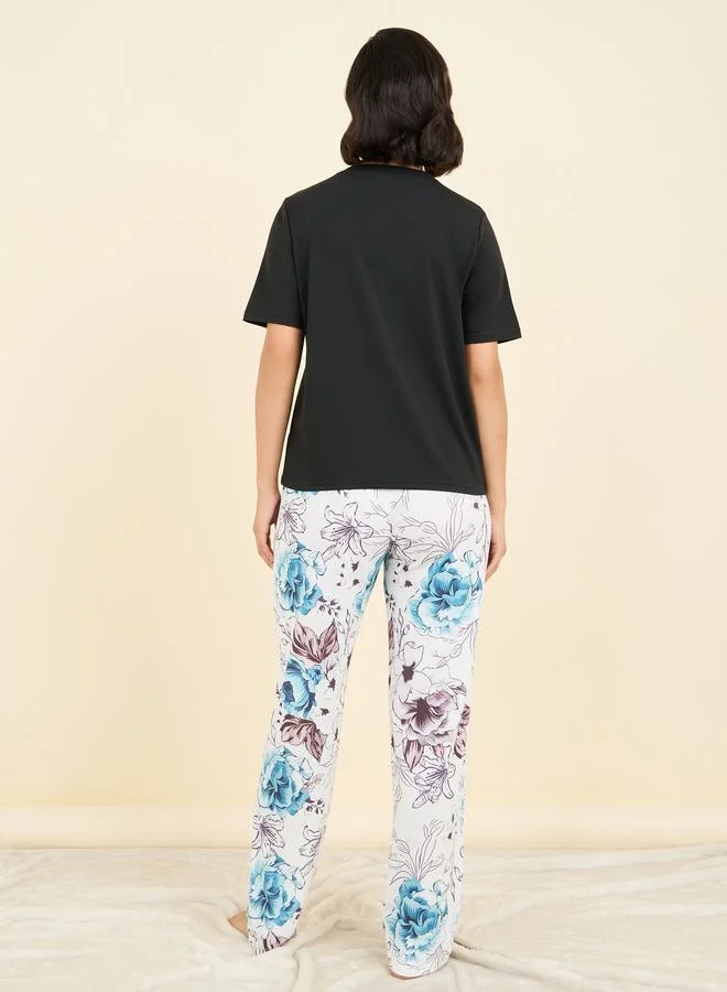 Styli Sketch Floral Print Pocket Detail T-shirt and Pyjama Set