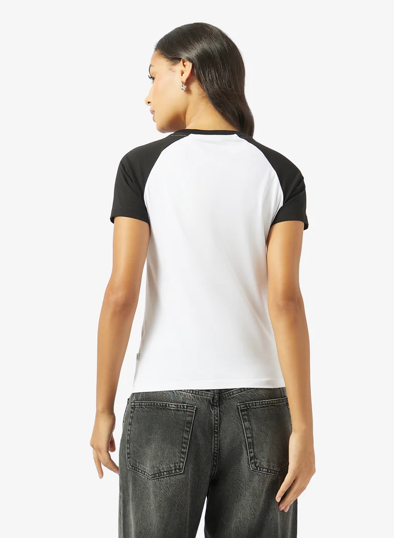 جيس جينز تيشيرت بياقة دائرية برسومات