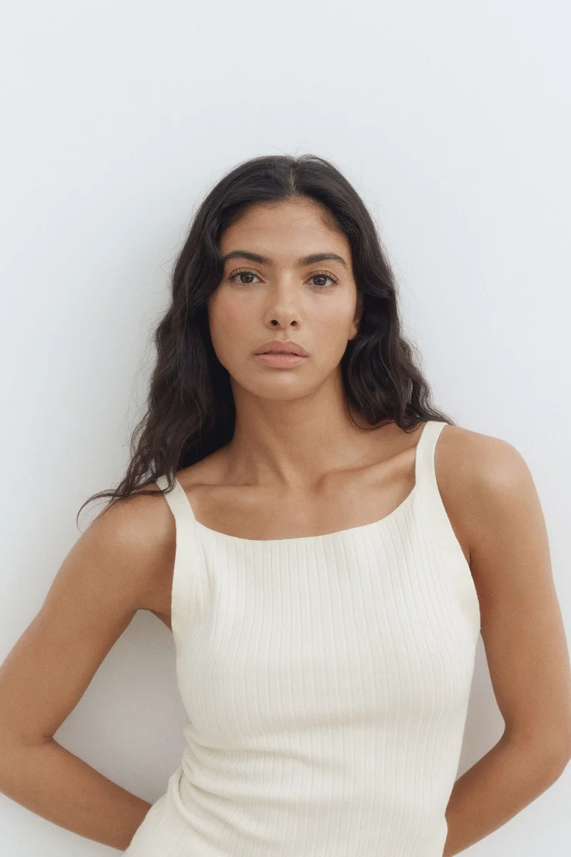 اتش اند ام بلوزة بشرائط كتف من نسيج مرن