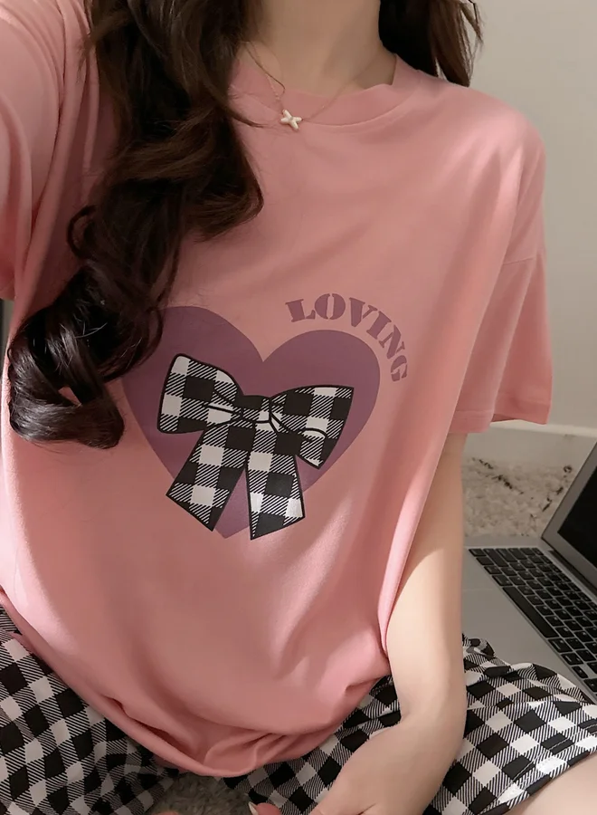 تايك تو مجموعة من شورت كاروهات وتيشيرت بياقة دائرية وطبعة قلب