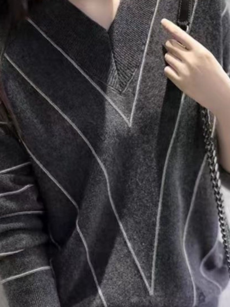 YUNIQEE سويتر رمادي بتصميم ذاتي على شكل حرف V - Image 2