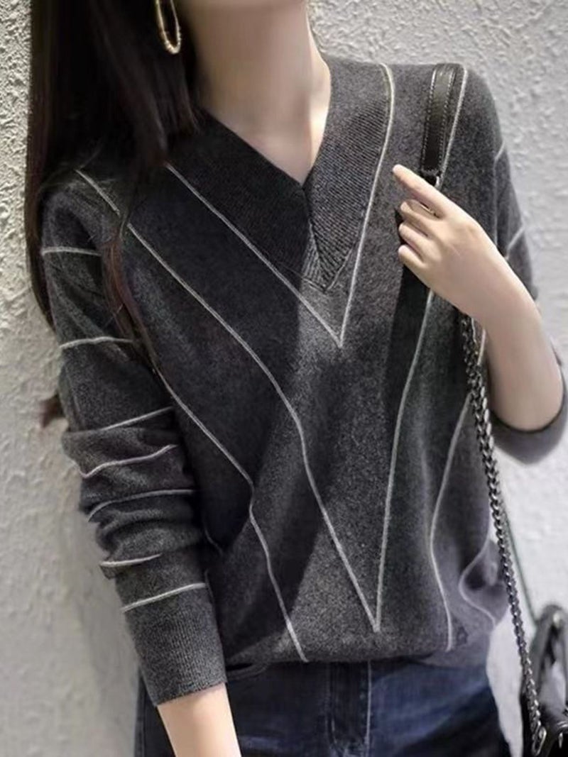 YUNIQEE سويتر رمادي بتصميم ذاتي على شكل حرف V - Image 1