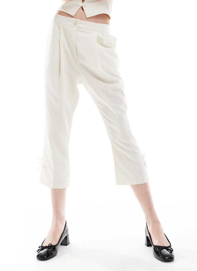 Reclaimed Vintage Reclaimed Vintage capri trousers with bows in whit