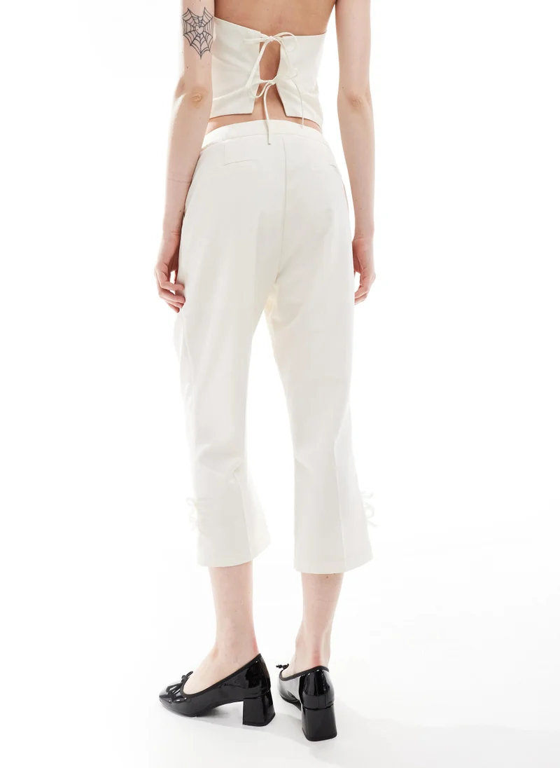 ريكلايمد فينتدج Reclaimed Vintage capri trousers with bows in whit