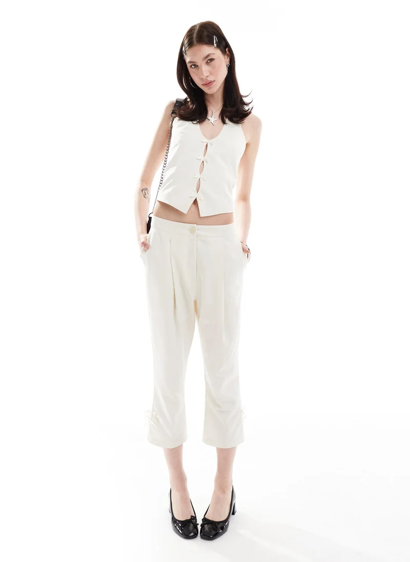 Reclaimed Vintage Reclaimed Vintage capri trousers with bows in whit