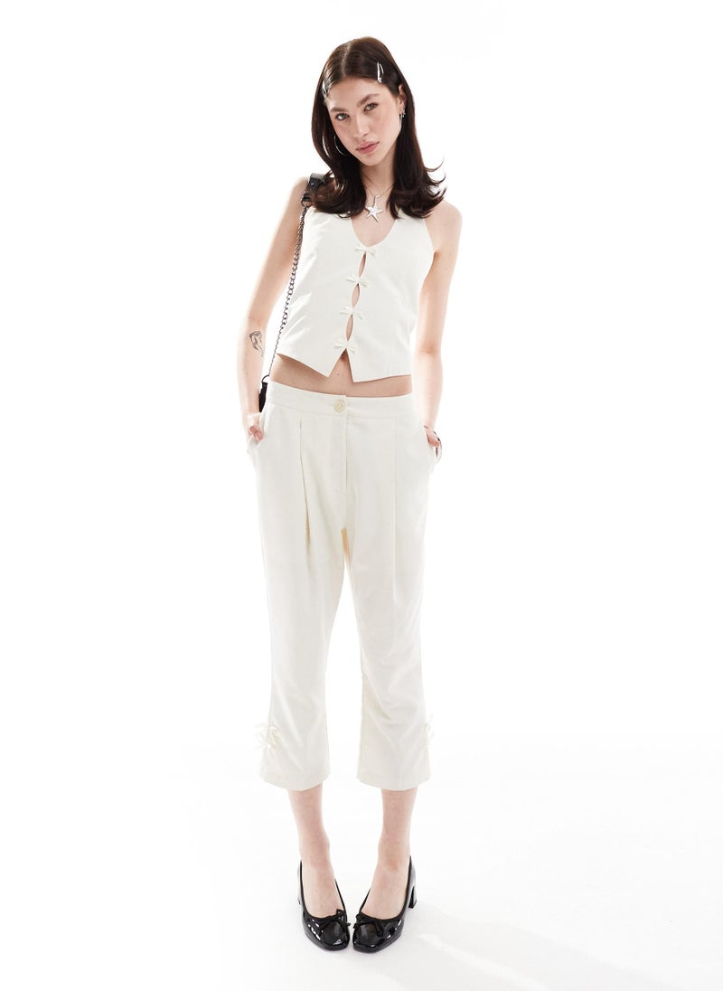 Reclaimed Vintage Reclaimed Vintage capri trousers with bows in whit  - Image 5