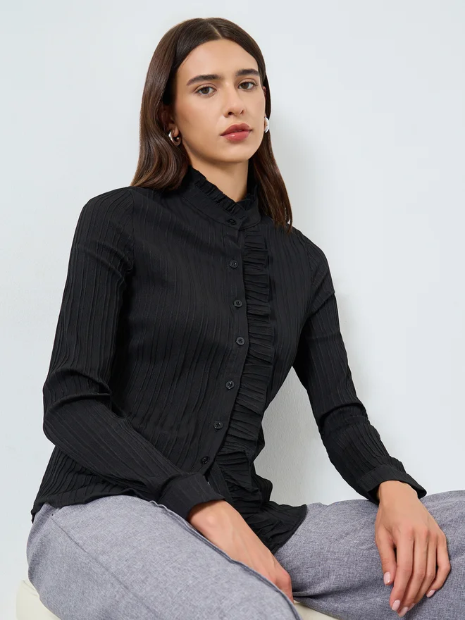تايك تو قميص سادة بنقشة بارزة وتفصيلة كشكش أمامي