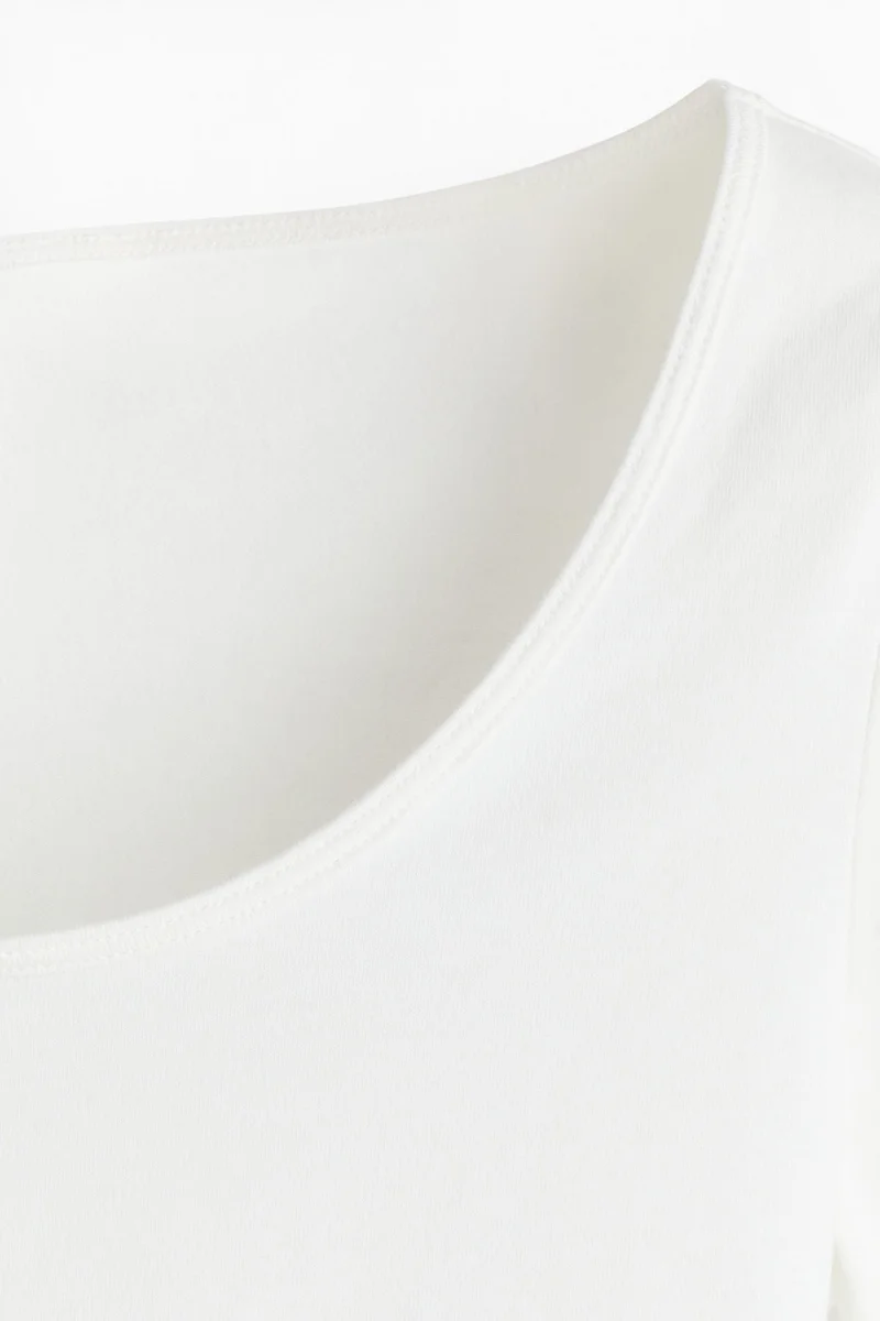 اتش اند ام تيشيرت قصير بياقة مستديرة