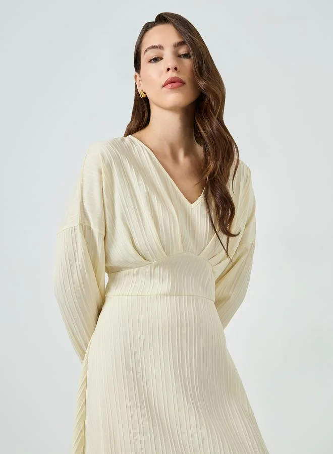 ستايلي فستان طويل بتفاصيل بارزة الملمس