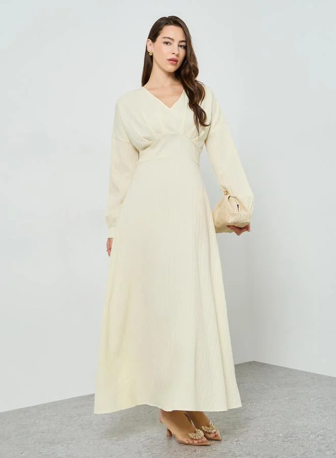 ستايلي فستان طويل بتفاصيل بارزة الملمس