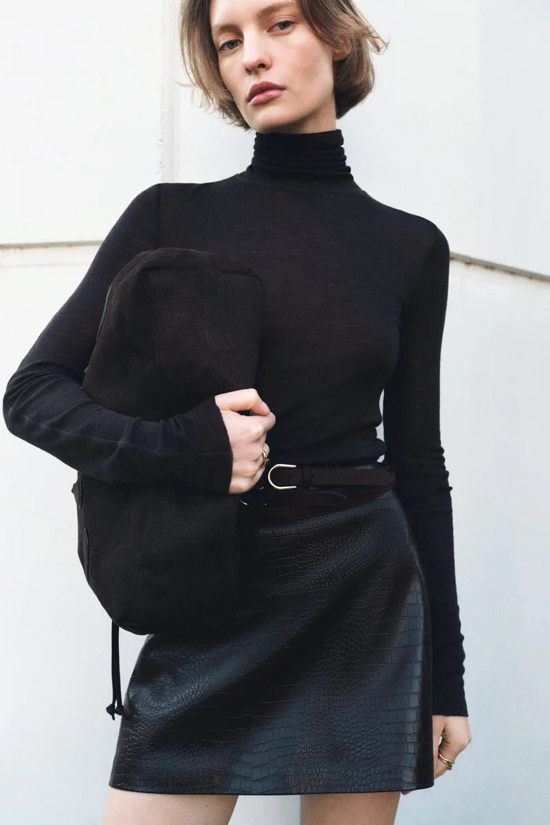 اتش اند ام تنورة ميني من نسيج مطلي