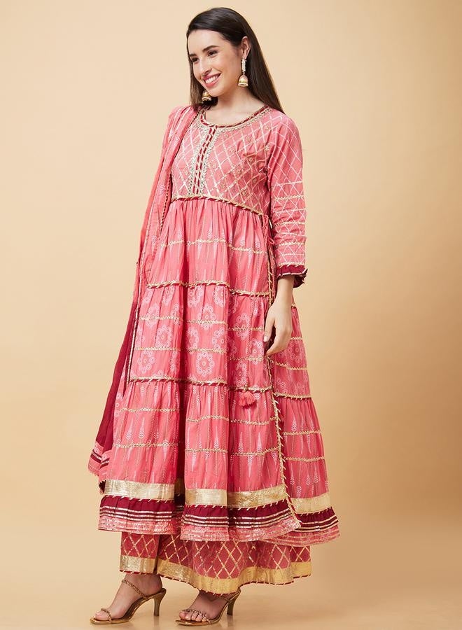 جلو باص طقم كرتا أناركالي نسائي وردي بطبعات عرقية من جلوبس مع شالوار ودوباتا من ستايلي - Image 3