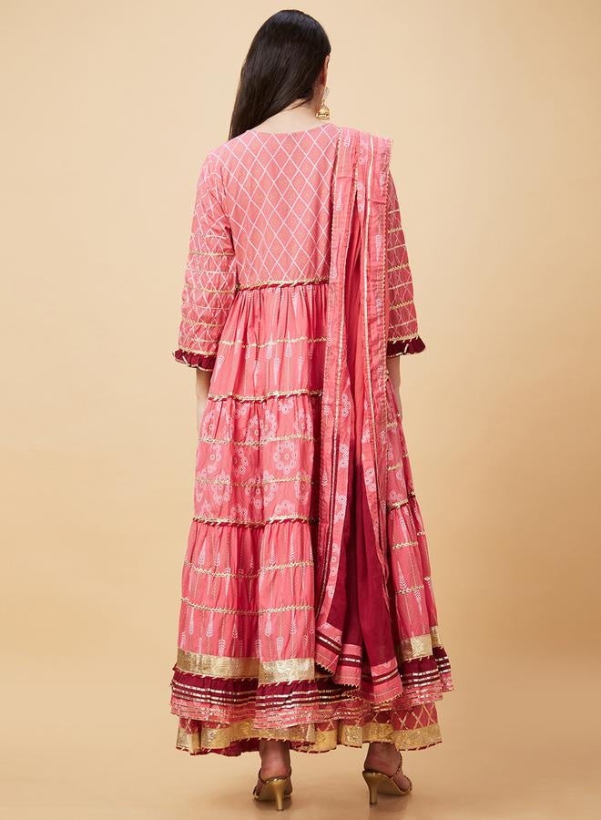 جلو باص طقم كرتا أناركالي نسائي وردي بطبعات عرقية من جلوبس مع شالوار ودوباتا من ستايلي - Image 4