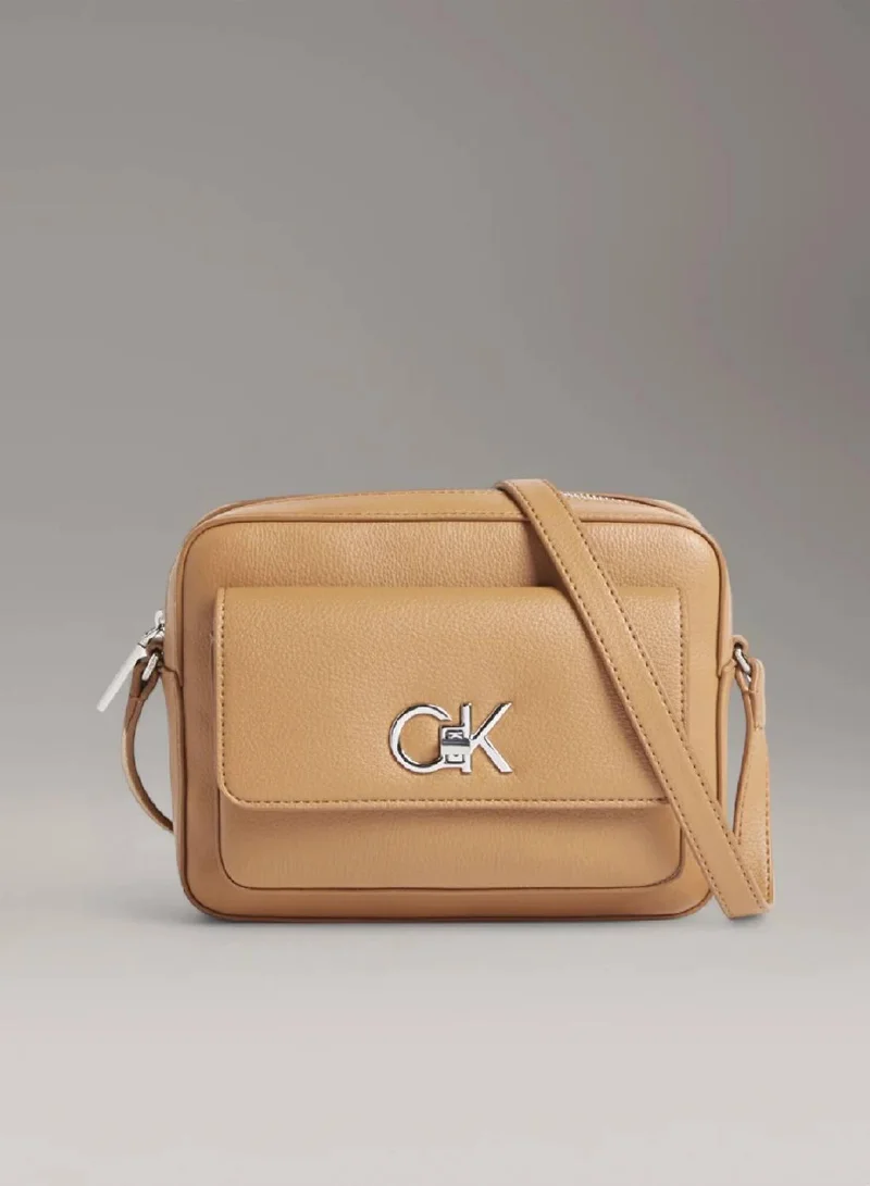 كالفن كلاين شنطة كروس مزينة بشعار كلفن كلاين