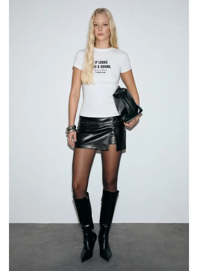 إتيكيت قميص T‑Shirt أبيض بفتحة عنق دراجة بتفاصيل مطبوعة وقماش ناعم ومرن من كاسيلينا للنساء.