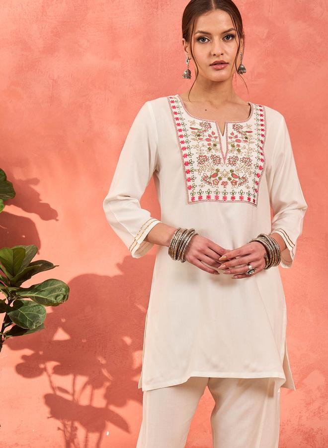 ساسافراس رايون أبيض مطرز قصير كورتا مع سروال طقم - Image 1