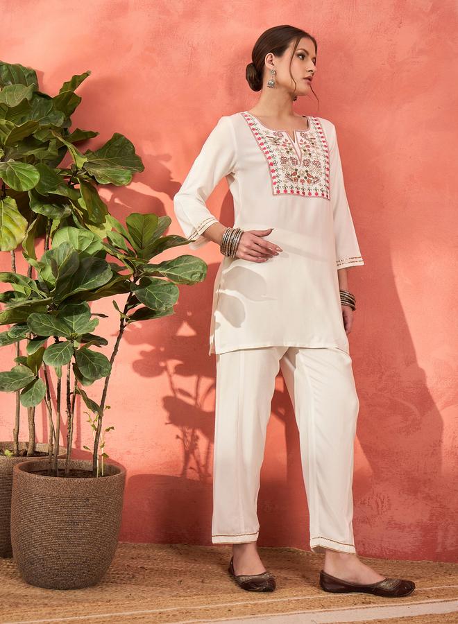 ساسافراس رايون أبيض مطرز قصير كورتا مع سروال طقم - Image 5