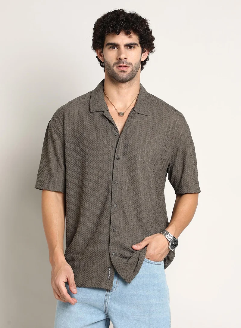 كامبوس سوترا قميص رجالي واسع من كامبس سوترا بنقشة متعرجة بلون بني تاوب وياقة كوبية للملابس الكاجوال