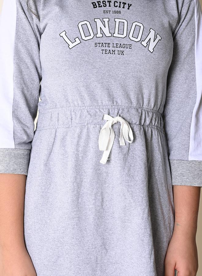 ليل بيكس فستان قصير مطبع بطبعة كتابة - Image 2