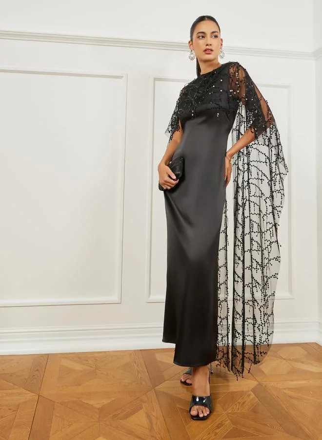 ستايلي فستان طويل بتصميم كيب ومزين