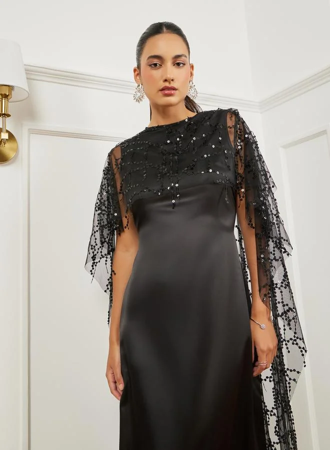 ستايلي فستان طويل بتصميم كيب ومزين