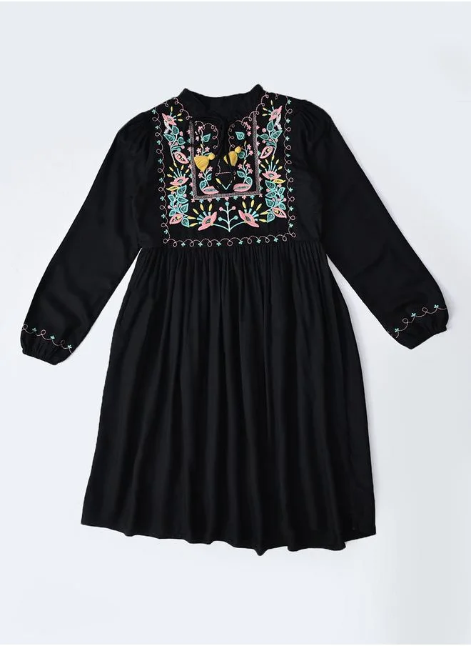 بيلا مودا Bella Moda Embroidered Mandarin Collar Knee-Length Dress