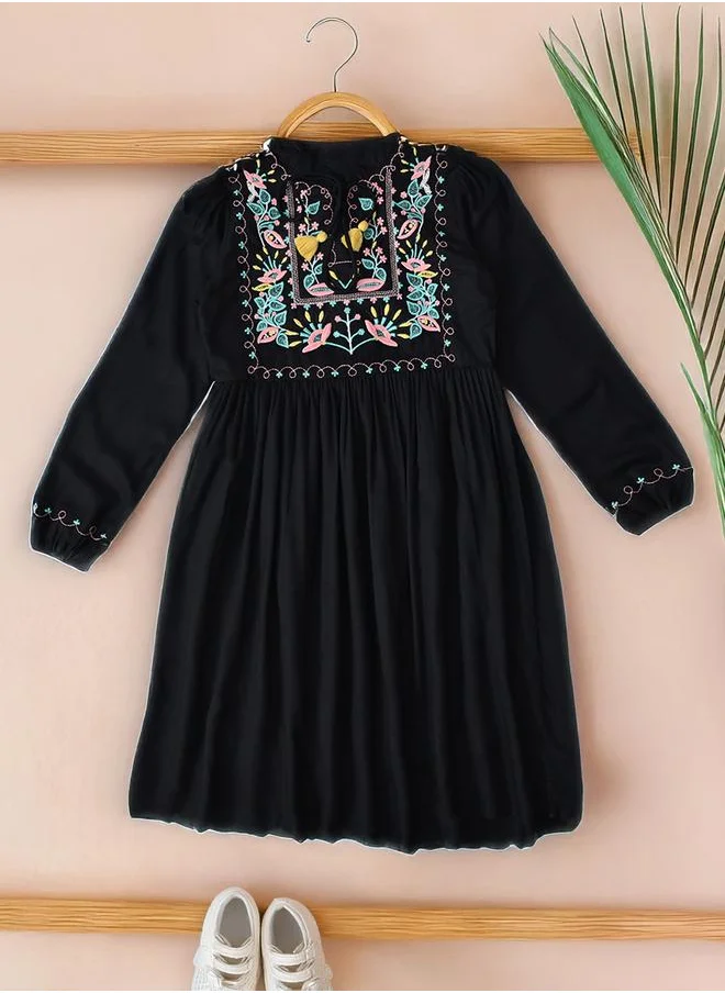 بيلا مودا Bella Moda Embroidered Mandarin Collar Knee-Length Dress