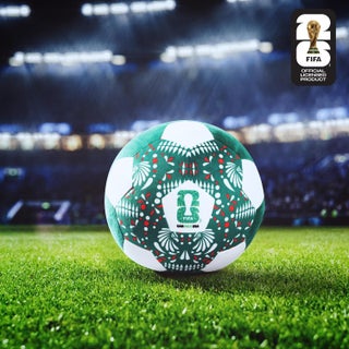 كرة قدم مريحة بحجم 9 إنش من كأس العالم FIFA® 2026 المكسيك - لعبة قماشية قابلة للجمع بتصميم تراثي للمنتخب الوطني - للأعمار من 3 سنوات فما فوق - view 2