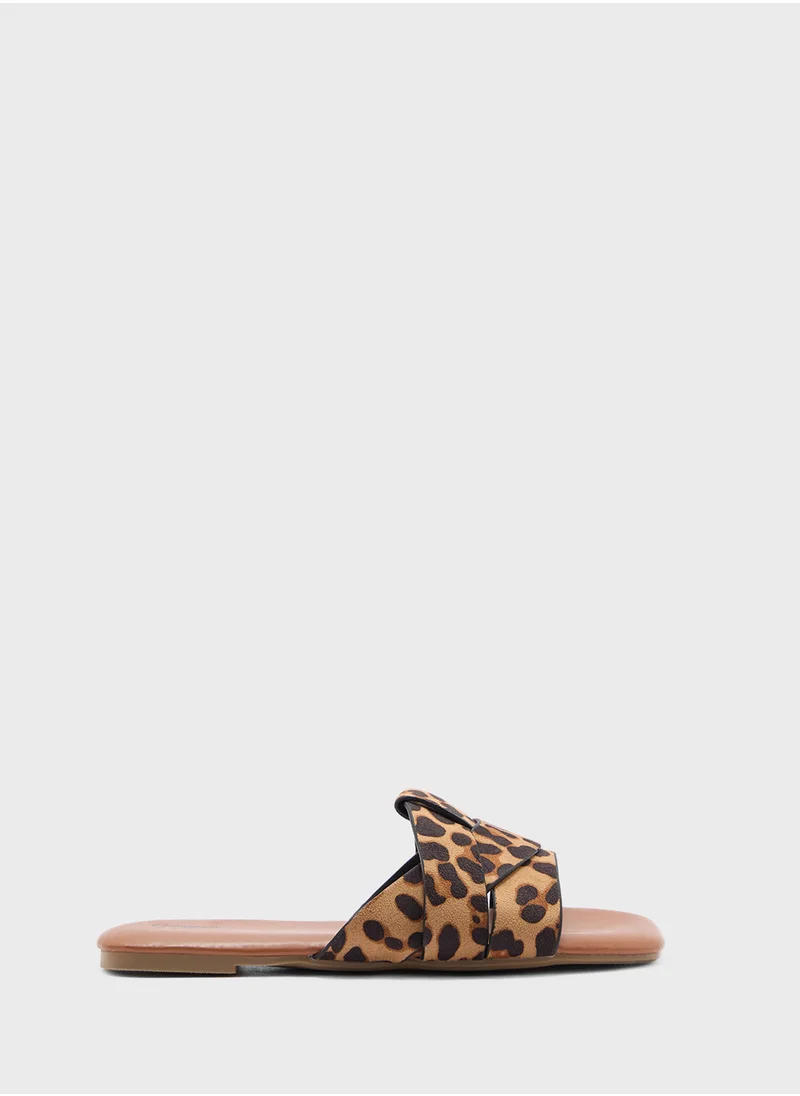 Ginger Leopard Print Twisted Pattern Flat Sandal