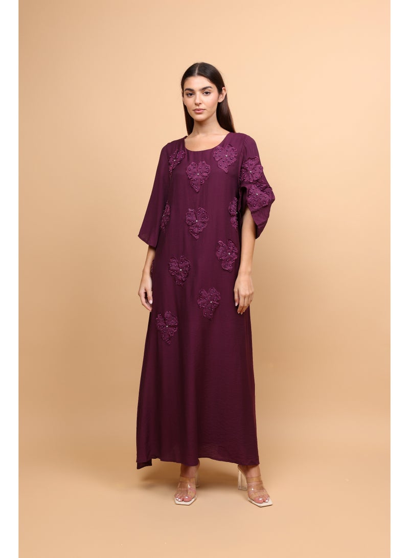 اكسا جلابية بنفسجية بتفاصيل زهور كريستالية - Image 3