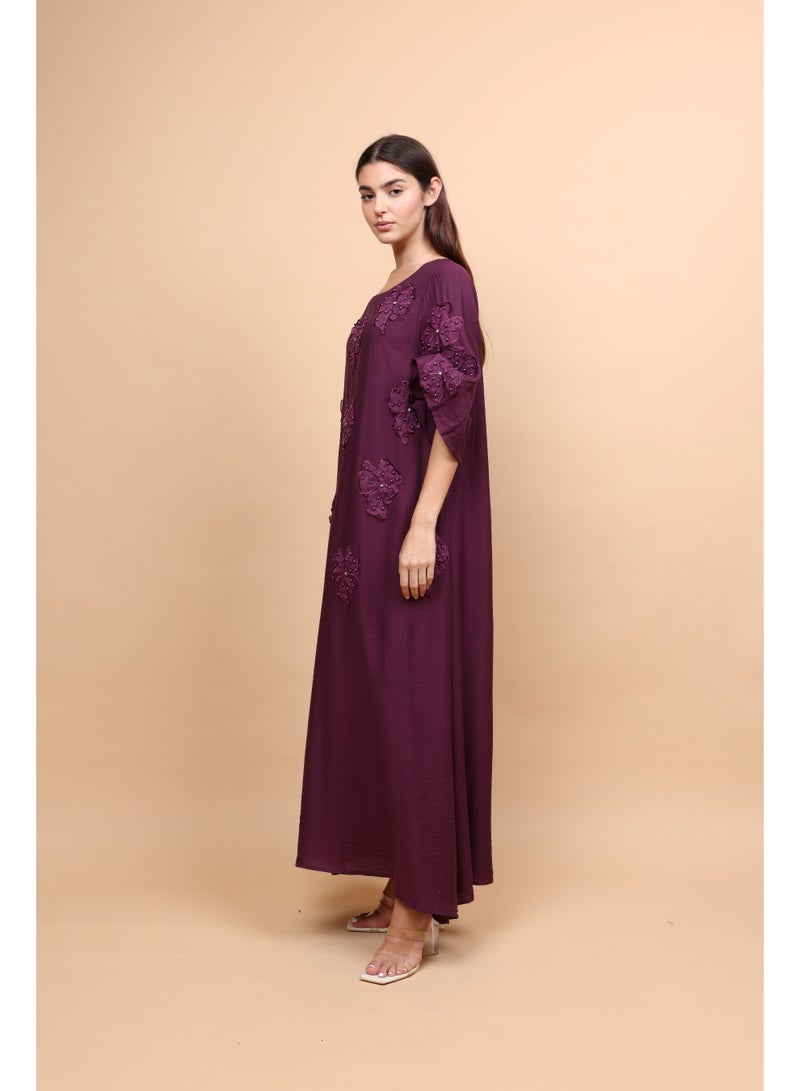 اكسا جلابية بنفسجية بتفاصيل زهور كريستالية - Image 4