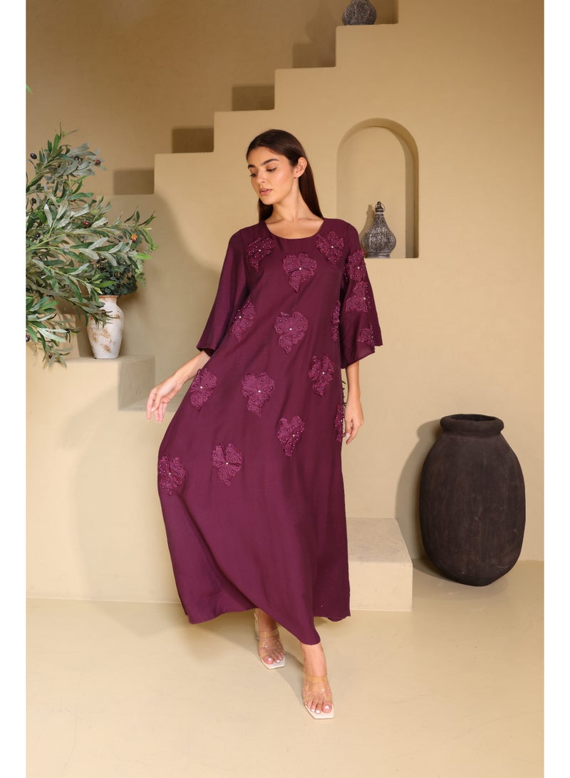 اكسا جلابية بنفسجية بتفاصيل زهور كريستالية - Image 1