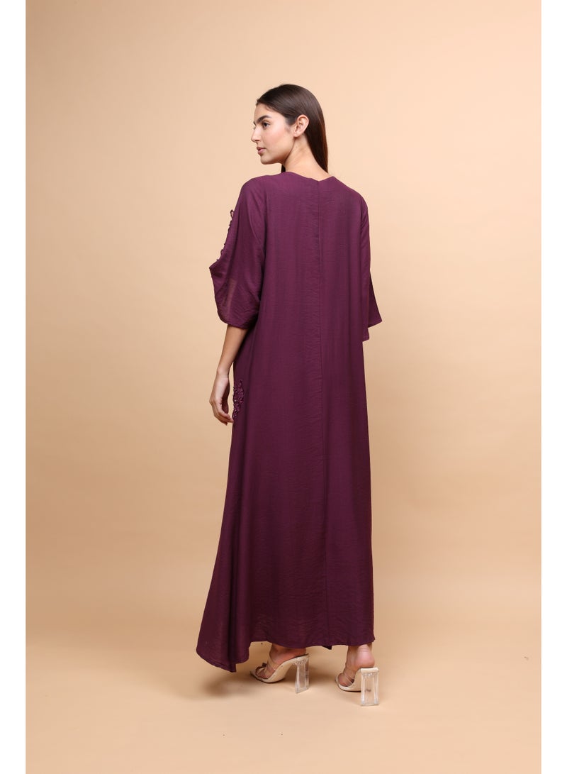 اكسا جلابية بنفسجية بتفاصيل زهور كريستالية - Image 5