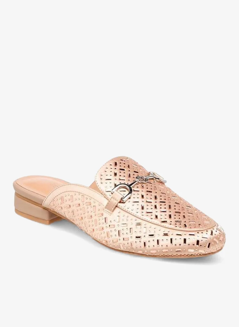 سيليست نساء مُزينة باللؤلؤ