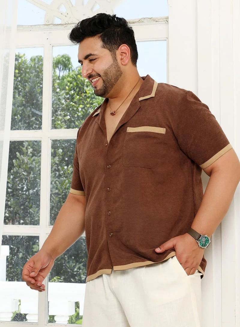 انستافاب بلس قميص رجالي بني شوكولاتة بياقة كوبية وأكمام قصيرة مقاس بلس