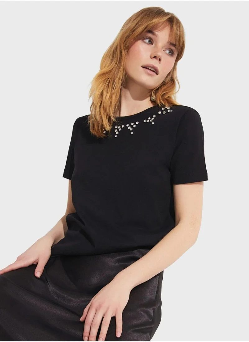 جون تيشيرت مطرز بزخارف