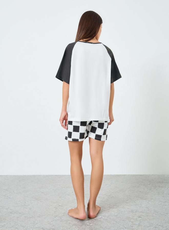 ستايلي طقم بيجامة قطعتين بطبعة تي شيرت وشورت - Image 5