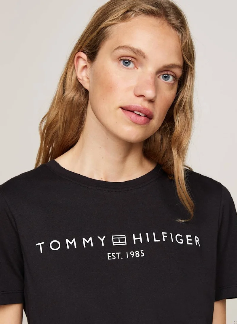 TOMMY HILFIGER Curve Signature Logo Flag  T-Shirt