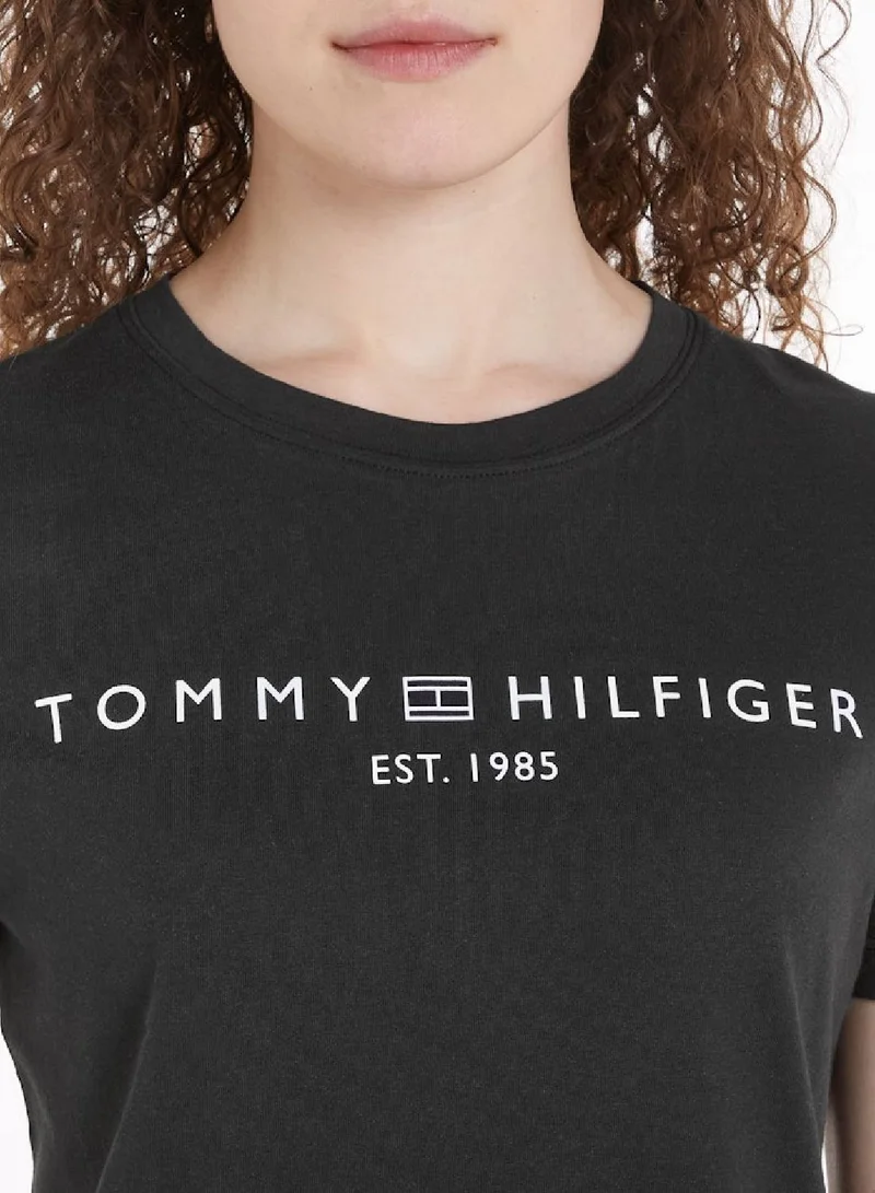 TOMMY HILFIGER Curve Signature Logo Flag  T-Shirt