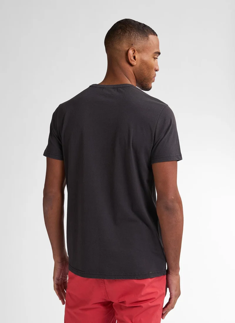 بترول اندستريز تيشيرت رجالي بطباعة صور