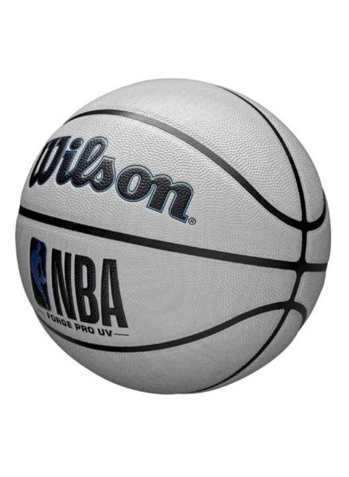 ويلسون كرة السلة NBA Forge Pro UV - كرة عالية الأداء للاستخدام الداخلي والخارجي مع غطاء مقاوم للأشعة فوق البنفسجية وقبضة فائقة  - Image 1